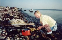 Maie tvättar potatis i havet